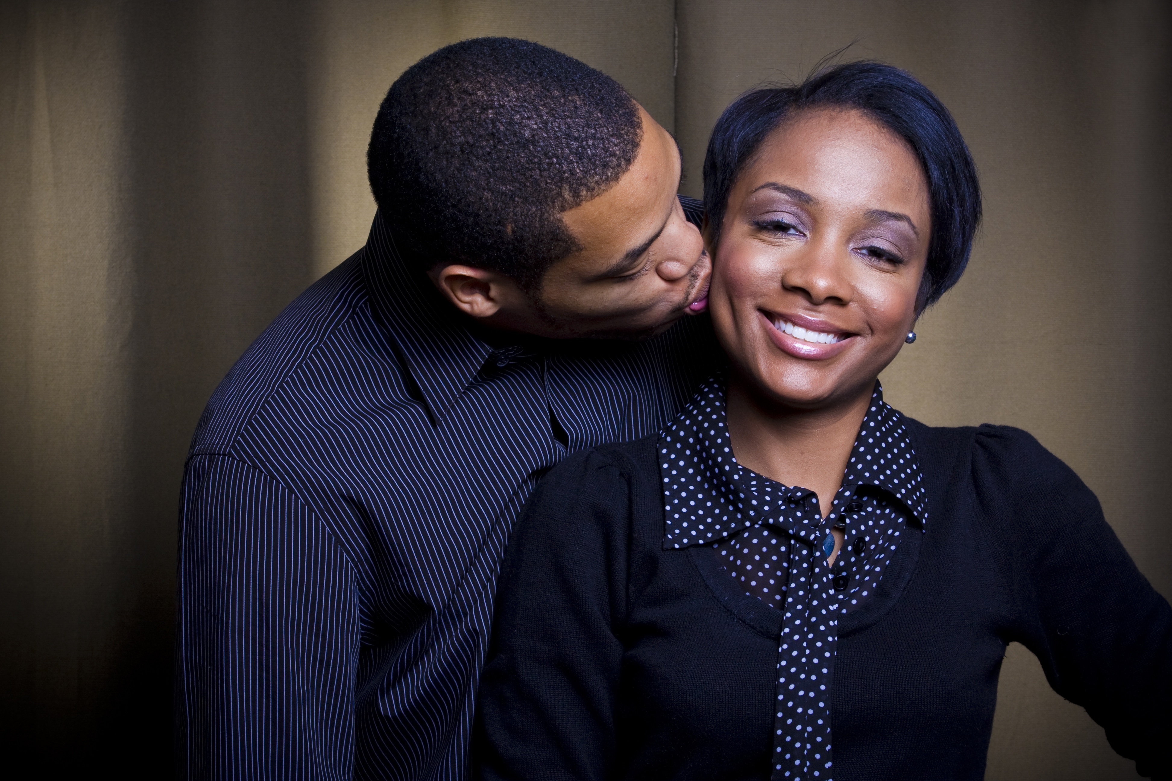Wife boyfriend. Жены афроамериканцев. Негр целует в щеку. Husband. Black man and Black woman.